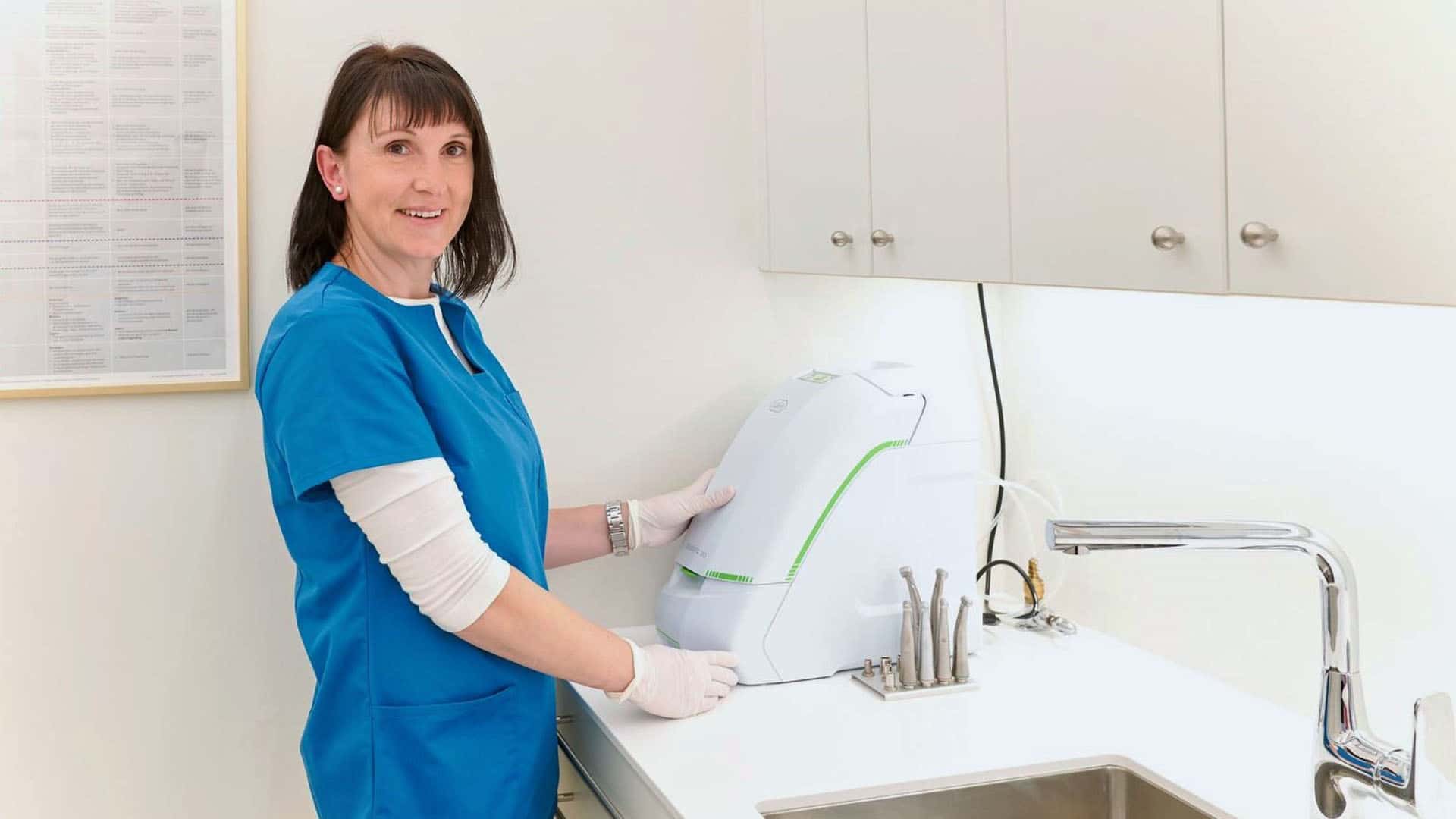 dr_pollak_ure_zahnaerztin_in_bad_kleinkirchheim_mitarbeitern_mit_geraeten